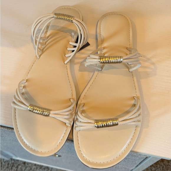 4/$18 Universal Thread Elegant Cream Sandals - Picture 2 of 3